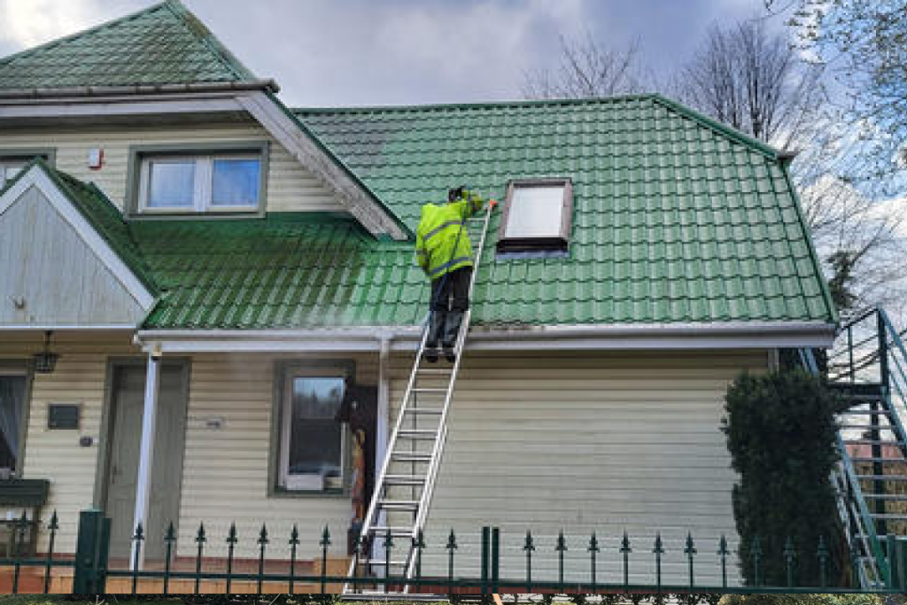 Czyszczenie Dachu w Gdynii - pracownik w trakcie roboty